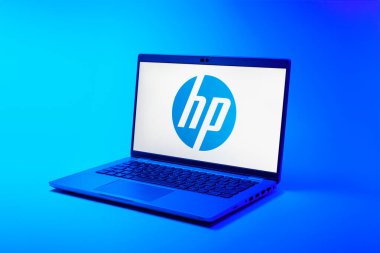 Prag, Çek Cumhuriyeti - 02-21-2025: Hewlett-Packard logosunu gösteren dizüstü bilgisayar.