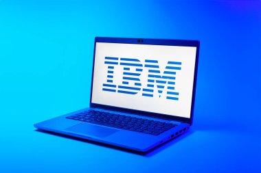 Prag, Çek Cumhuriyeti - 02 21 2025: Yüzeyde IBM logosu gösteren dizüstü bilgisayar.