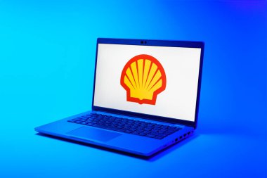 Prag, Çek Cumhuriyeti - 02 21 2025: Kabuk logosunu gösteren dizüstü bilgisayar.