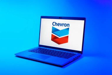 Prag, Çek Cumhuriyeti - 02 21 2025: Dizüstü bilgisayarda Chevron logosu görünüyor.