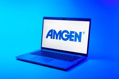 Prag, Çek Cumhuriyeti - 02 21 2025: Amgen logosunu gösteren dizüstü bilgisayar.