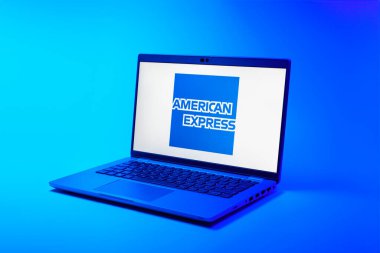Prag, Çek Cumhuriyeti - 02-21-2025: Amerikan Ekspres logosunu gösteren dizüstü bilgisayar.