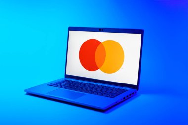 Prag, Çek Cumhuriyeti - 02 21 2025: Mastercard logosunu gösteren dizüstü bilgisayar.