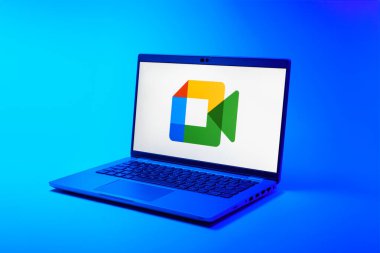 Prag, Çek Cumhuriyeti - 02 21 2025: Google Meet logosunu gösteren dizüstü bilgisayar.