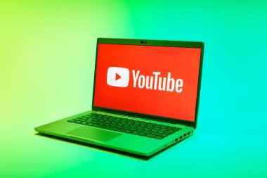 Prag, Çek Cumhuriyeti - 02 21 2025: Youtube logosunu gösteren dizüstü bilgisayar.