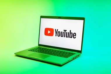 Prag, Çek Cumhuriyeti - 02 21 2025: Youtube logosunu gösteren dizüstü bilgisayar.