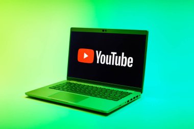 Prag, Çek Cumhuriyeti - 02 21 2025: Youtube logosunu gösteren dizüstü bilgisayar.