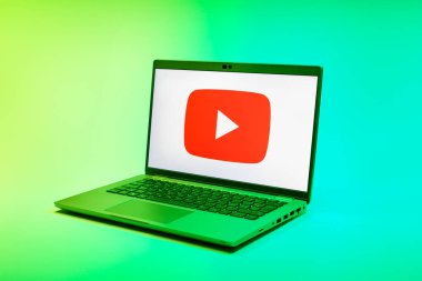 Prag, Çek Cumhuriyeti - 02 21 2025: Youtube logosunu gösteren dizüstü bilgisayar.