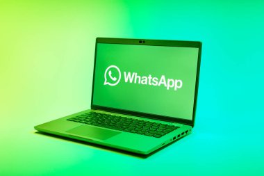 Prag, Çek Cumhuriyeti - 02 21 2025: yüzeyde WhatsApp logosunu gösteren dizüstü bilgisayar.