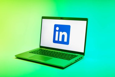 Prag, Çek Cumhuriyeti - 02 21 2025: LinkedIn logosunu gösteren dizüstü bilgisayar.