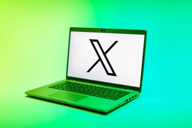 Prag, Çek Cumhuriyeti - 02 21 2025: X logosu gösteren dizüstü bilgisayar.