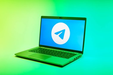Prag, Çek Cumhuriyeti - 02 21 2025: Telegram logosunu gösteren dizüstü bilgisayar.