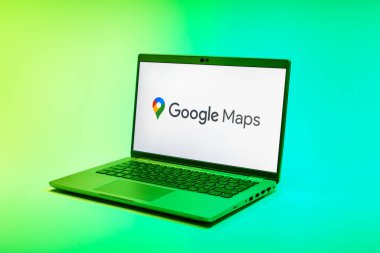 Prag, Çek Cumhuriyeti - 02 21 2025: Google Maps logosunu gösteren dizüstü bilgisayar.