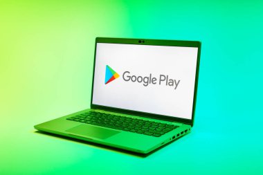 Prag, Çek Cumhuriyeti - 02 21 2025: Google Play logosunu gösteren dizüstü bilgisayar.