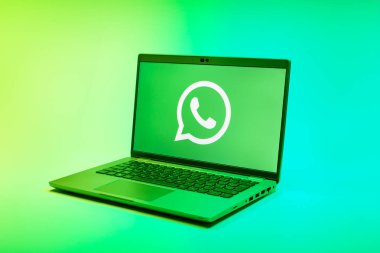 Prag, Çek Cumhuriyeti - 02 21 2025: yüzeyde WhatsApp logosunu gösteren dizüstü bilgisayar.