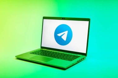 Prag, Çek Cumhuriyeti - 02 21 2025: Telegram logosunu gösteren dizüstü bilgisayar.