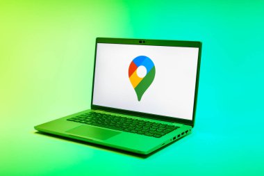 Prag, Çek Cumhuriyeti - 02 21 2025: Google Maps logosunu gösteren dizüstü bilgisayar.