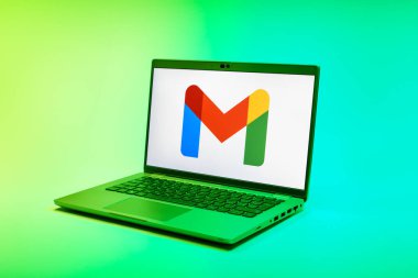 Prag, Çek Cumhuriyeti - 02 21 2025: Google Gmail logosunu gösteren dizüstü bilgisayar.