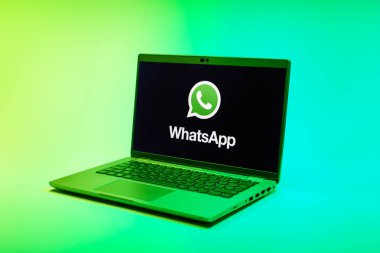 Prag, Çek Cumhuriyeti - 02 21 2025: yüzeyde WhatsApp logosunu gösteren dizüstü bilgisayar.