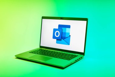 Prag, Çek Cumhuriyeti - 02 21 2025: Laptop Outlook logosunu gösteriyor.
