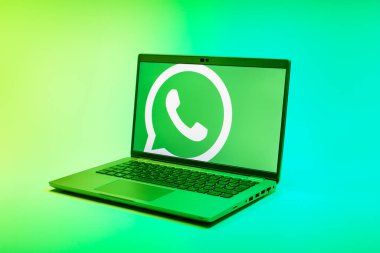Prag, Çek Cumhuriyeti - 02 21 2025: yüzeyde WhatsApp logosunu gösteren dizüstü bilgisayar.