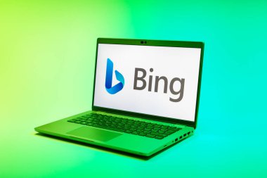Prag, Çek Cumhuriyeti - 02 21 2025: Bing logosunu gösteren dizüstü bilgisayar.