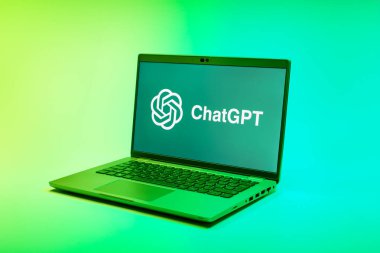 Prag, Çek Cumhuriyeti - 02 21 2025: ChatGPT logosunu gösteren dizüstü bilgisayar.