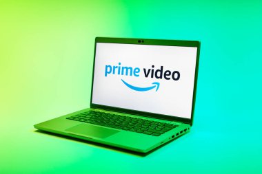Prag, Çek Cumhuriyeti - 02-21-2025: Prime Video logosunu gösteren dizüstü bilgisayar.