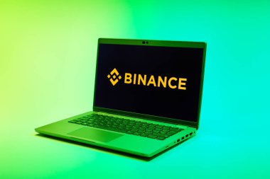 Prag, Çek Cumhuriyeti - 02 21 2025: Binance logosunu gösteren dizüstü bilgisayar.