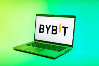 Prag, Çek Cumhuriyeti - 02 21 2025: Bybit logosunu gösteren dizüstü bilgisayar.