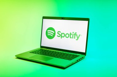 Prag, Çek Cumhuriyeti - 02 21 2025: Spotify logosunu gösteren dizüstü bilgisayar.