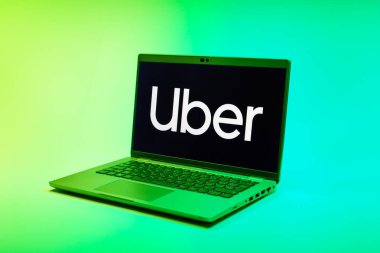 Prag, Çek Cumhuriyeti - 02 21 2025: Uber logosunu gösteren dizüstü bilgisayar.