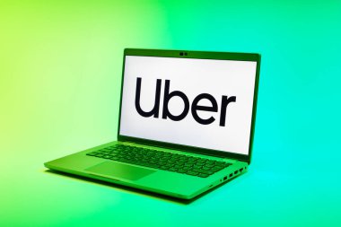 Prag, Çek Cumhuriyeti - 02 21 2025: Uber logosunu gösteren dizüstü bilgisayar.