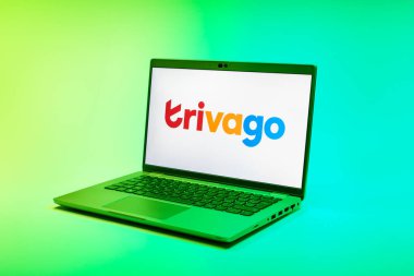 Prag, Çek Cumhuriyeti - 02 21 2025: Trivago logosunu gösteren dizüstü bilgisayar.