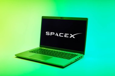 Prag, Çek Cumhuriyeti - 02 21 2025: SpaceX logosunu gösteren dizüstü bilgisayar.