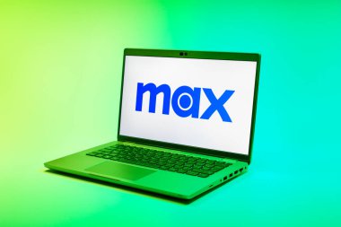 Prag, Çek Cumhuriyeti - 02-21-2025: Max logosunu gösteren dizüstü bilgisayar.