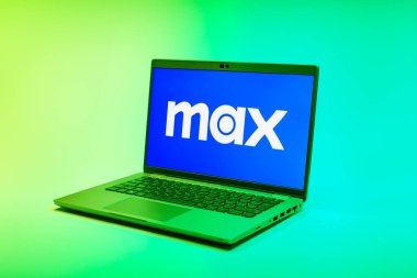 Prag, Çek Cumhuriyeti - 02-21-2025: Max logosunu gösteren dizüstü bilgisayar.