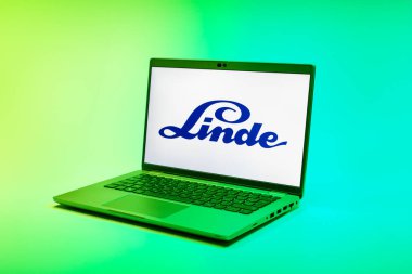 Prag, Çek Cumhuriyeti - 02 21 2025: Linde logosunu gösteren dizüstü bilgisayar.