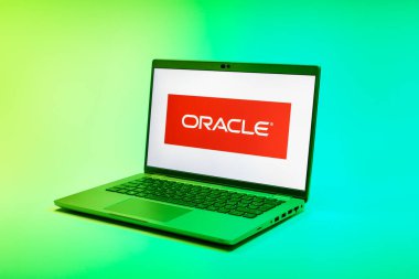 Prag, Çek Cumhuriyeti - 02-21-2025: Kahin logosunu gösteren dizüstü bilgisayar.