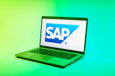 Prag, Çek Cumhuriyeti - 02 21 2025: SAP logosunu gösteren dizüstü bilgisayar.
