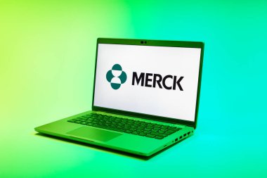 Prag, Çek Cumhuriyeti - 02 21 2025: Merck logosunu gösteren dizüstü bilgisayar.