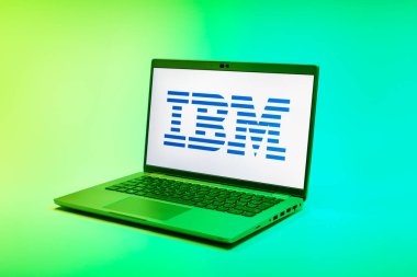 Prag, Çek Cumhuriyeti - 02 21 2025: Yüzeyde IBM logosu gösteren dizüstü bilgisayar.