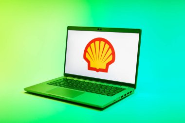 Prag, Çek Cumhuriyeti - 02 21 2025: Kabuk logosunu gösteren dizüstü bilgisayar.