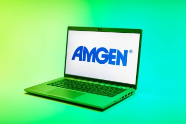 Prag, Çek Cumhuriyeti - 02 21 2025: Amgen logosunu gösteren dizüstü bilgisayar.
