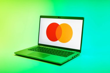 Prag, Çek Cumhuriyeti - 02 21 2025: Mastercard logosunu gösteren dizüstü bilgisayar.