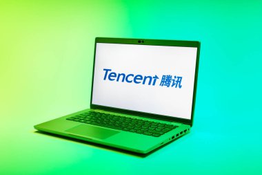 Prag, Çek Cumhuriyeti - 02 21 2025: Tencent logosunu gösteren dizüstü bilgisayar.