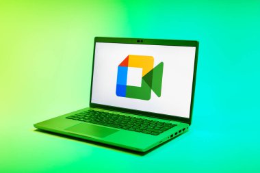 Prag, Çek Cumhuriyeti - 02 21 2025: Google Meet logosunu gösteren dizüstü bilgisayar.