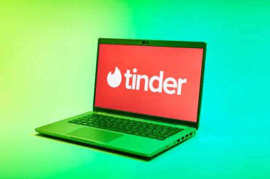 Prag, Çek Cumhuriyeti - 02 21 2025: Tinder logosunu gösteren dizüstü bilgisayar.
