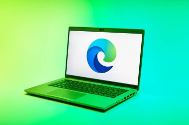 Prag, Çek Cumhuriyeti - 02 21 2025: Edge logosunu gösteren dizüstü bilgisayar.