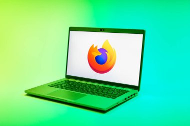Prag, Çek Cumhuriyeti - 02 21 2025: Firefox logosunu gösteren dizüstü bilgisayar.